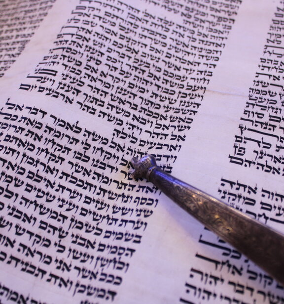 Torarolle, Text auf Hebräisch, Yad