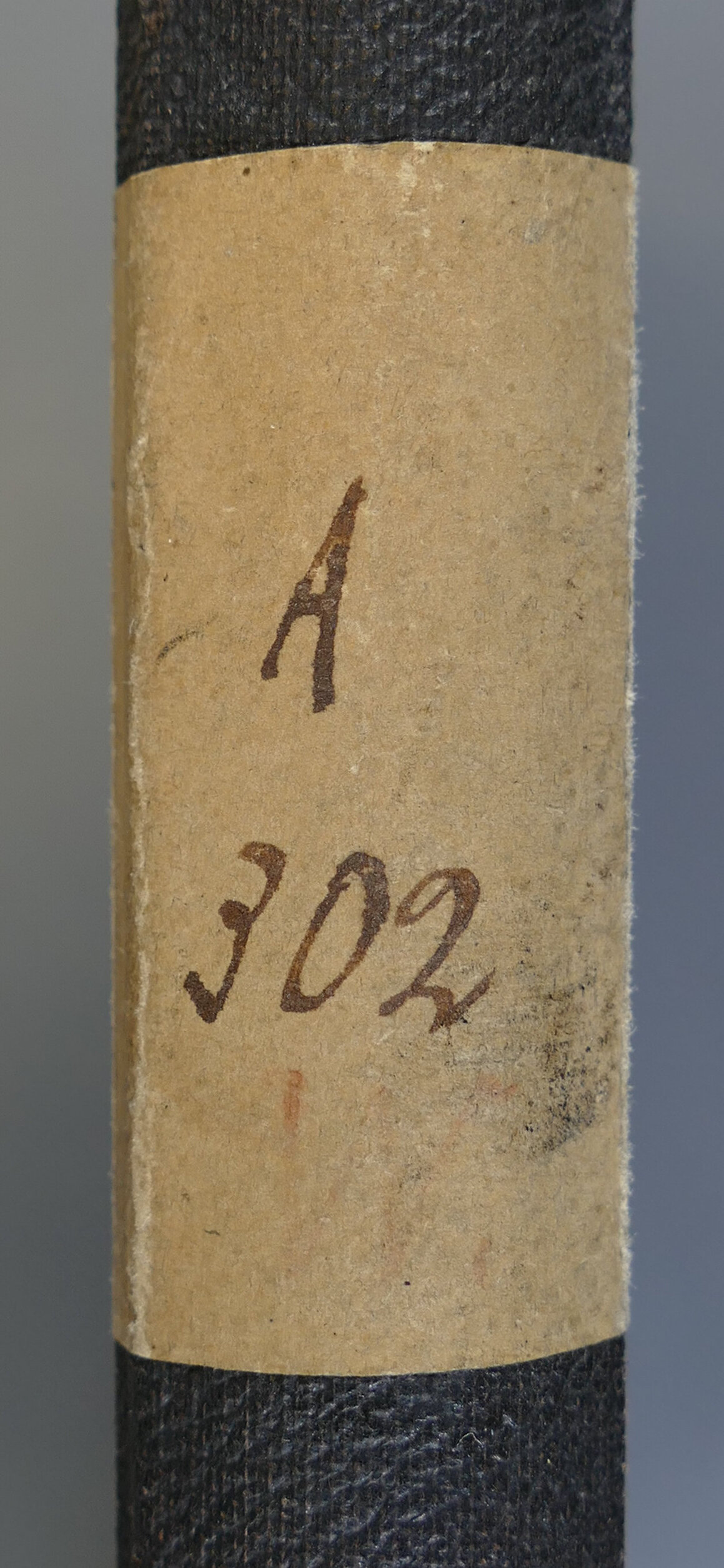 Ein Buchrücken mit Aufkleber auf dem eine Signatur "A 302" handschriftlich vermerkt wurde.