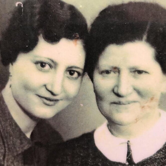 Porträt von Anneliese Beermann mit ihrer Mutter Hennier, schwarz weiß