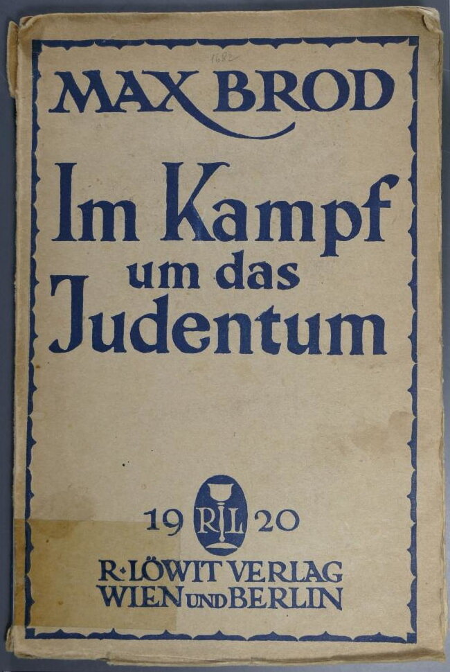 Man sieht das Titelblatt des Buches Im Kampf um das Judentum von Max Brod. alles in blauer Tinte gehalten unten kann man noch 1920 und R. Löwit Verlag Wien und Berlin lesen