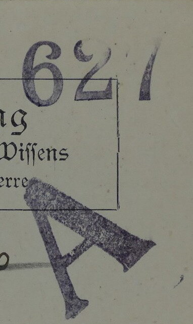 Man sieht den Auschnitt eines Signier Stempel, hier die Signatur 627 und ein großes A in dunkel blauer Tinte zu erkennen.