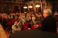 Wolfgang Benz in der Alten Aula mit Publikum