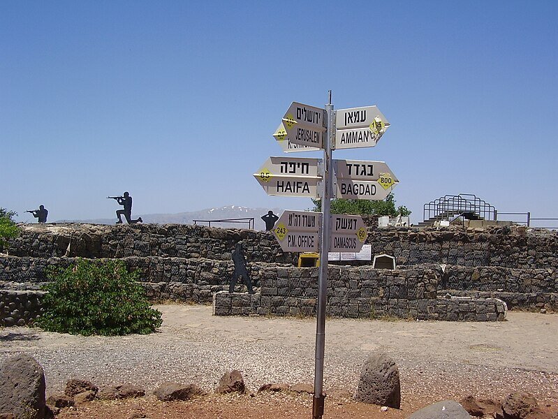 Das Bild zeigt den Berg Bental mit Strassenschildern,die u.a. den Weg nach Amman und Bagdad anzeigen