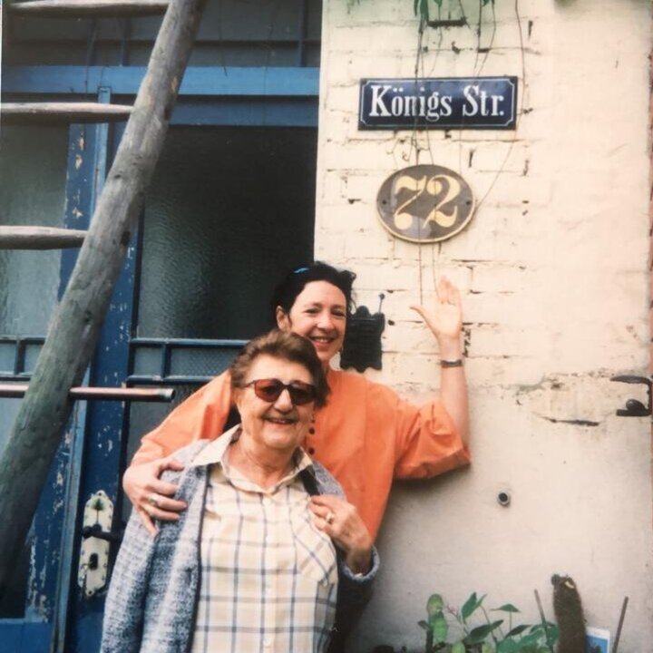 Anneliese Roer und ihre Tochter Evelyn Hurwitz besuchten 1989 Minden auf Einladung der Stadt. Man sieht beide beim Besuch der Stadt vor einem Gebäude, dem Anwesen Ihrer Mutter in der Königstraße 72, welches diese 1938 verkaufen musste um die sog. Reichsfluchtsteuer für die Ausreise aufbringen zu können.