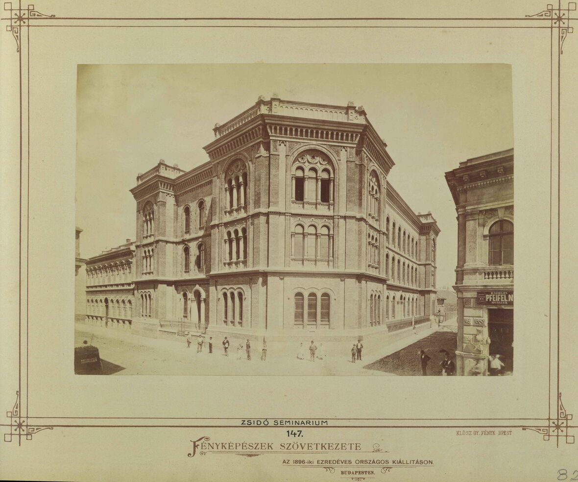 Ein Foto des Landesrabbiner Seminars in Budapest um 1890