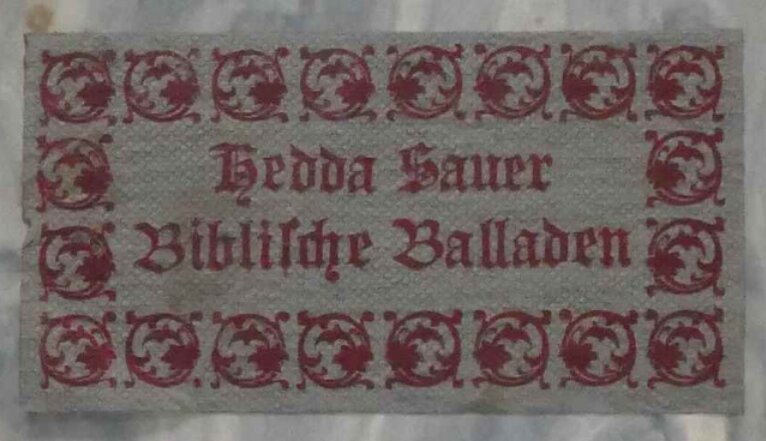 Das Buch Cover des Buches: Biblische Balladen von Hedda Sauer. Alles in roter Tinte gehalten die schrift ist von einem rechteck aus Pflanzenornamenten in Kreisen gebildet.