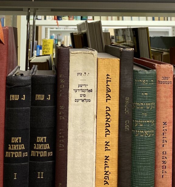 Jiddische Bücher in der Bibliothek